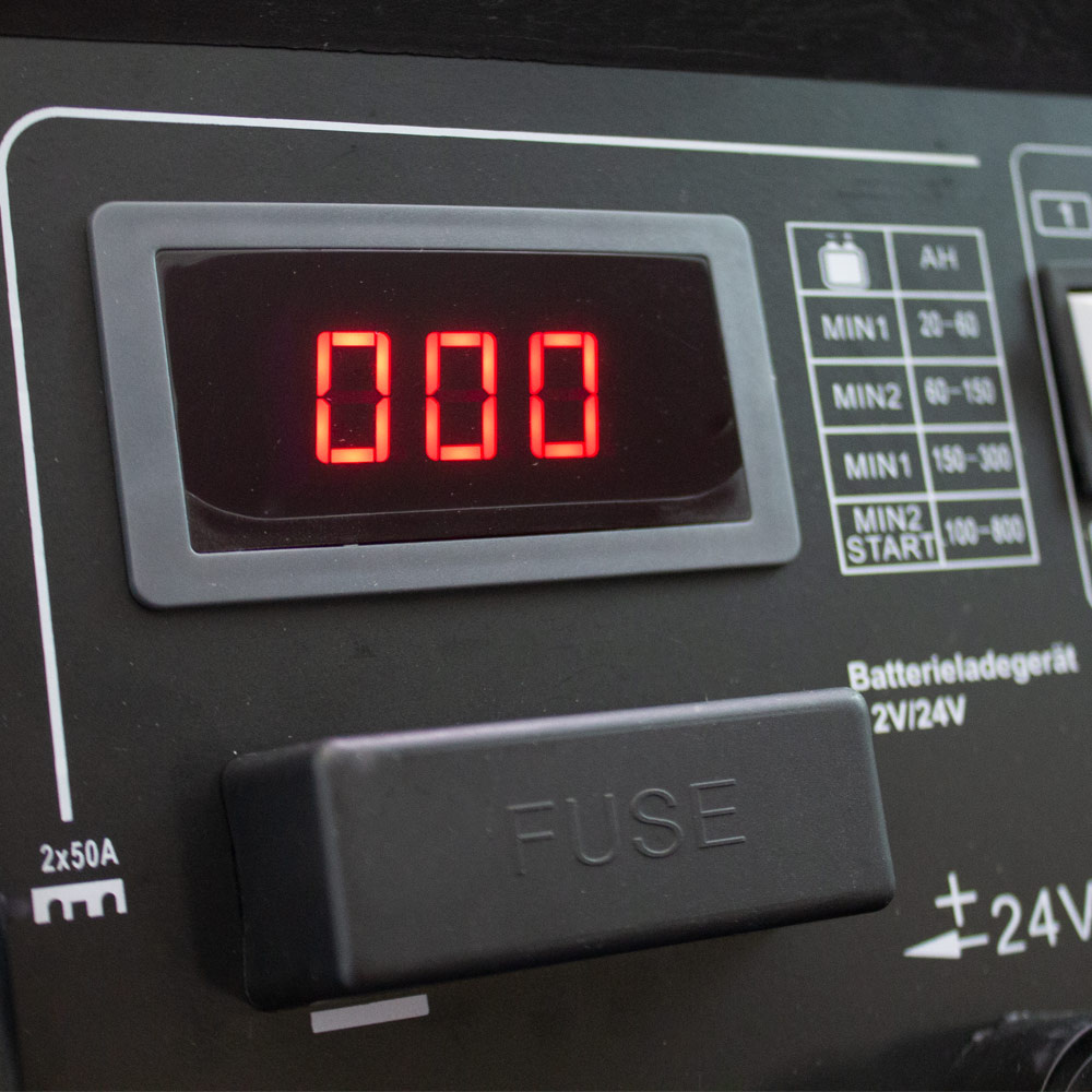 Prostownik akumulatorowy z rozruchem 12/24V Prostownik akumulatorowy z rozruchem 12/24V